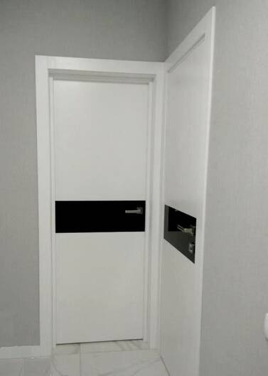 Міжкімнатні двері фарбовані а2.s білі з чорним склом