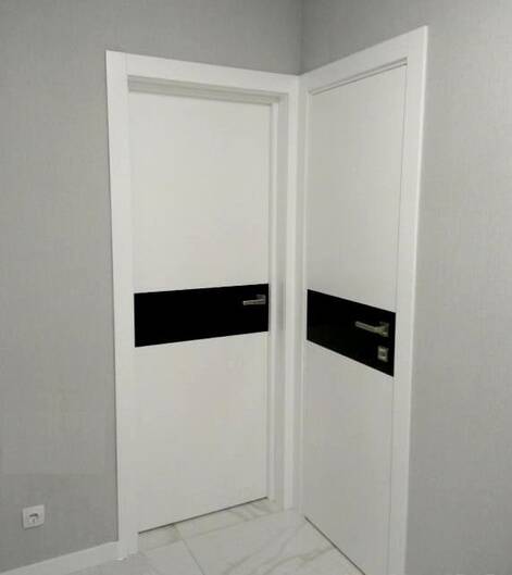 Межкомнатные двери окрашенные окрашенная дверь а2.s белая с черным стеклом