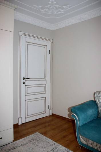 Міжкімнатні двері фарбовані ніца пг білі з патиною