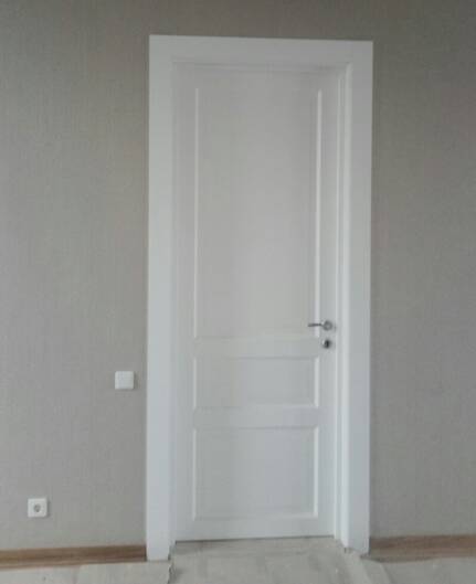Міжкімнатні двері фарбовані ніца пг білі з патиною