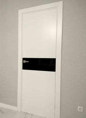 Окрашенная дверь А2.S белая с черным стеклом - Фото