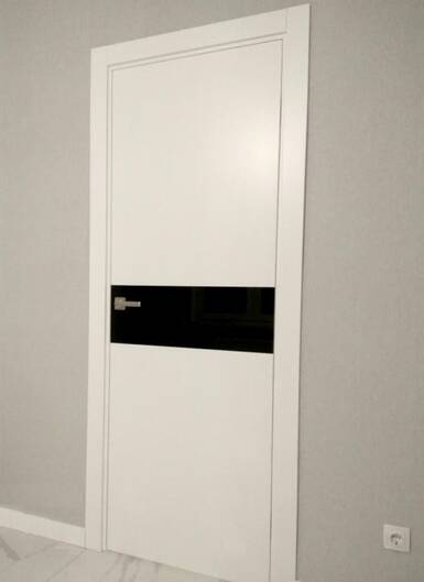Межкомнатные двери окрашенные окрашенная дверь а2.s белая с черным стеклом